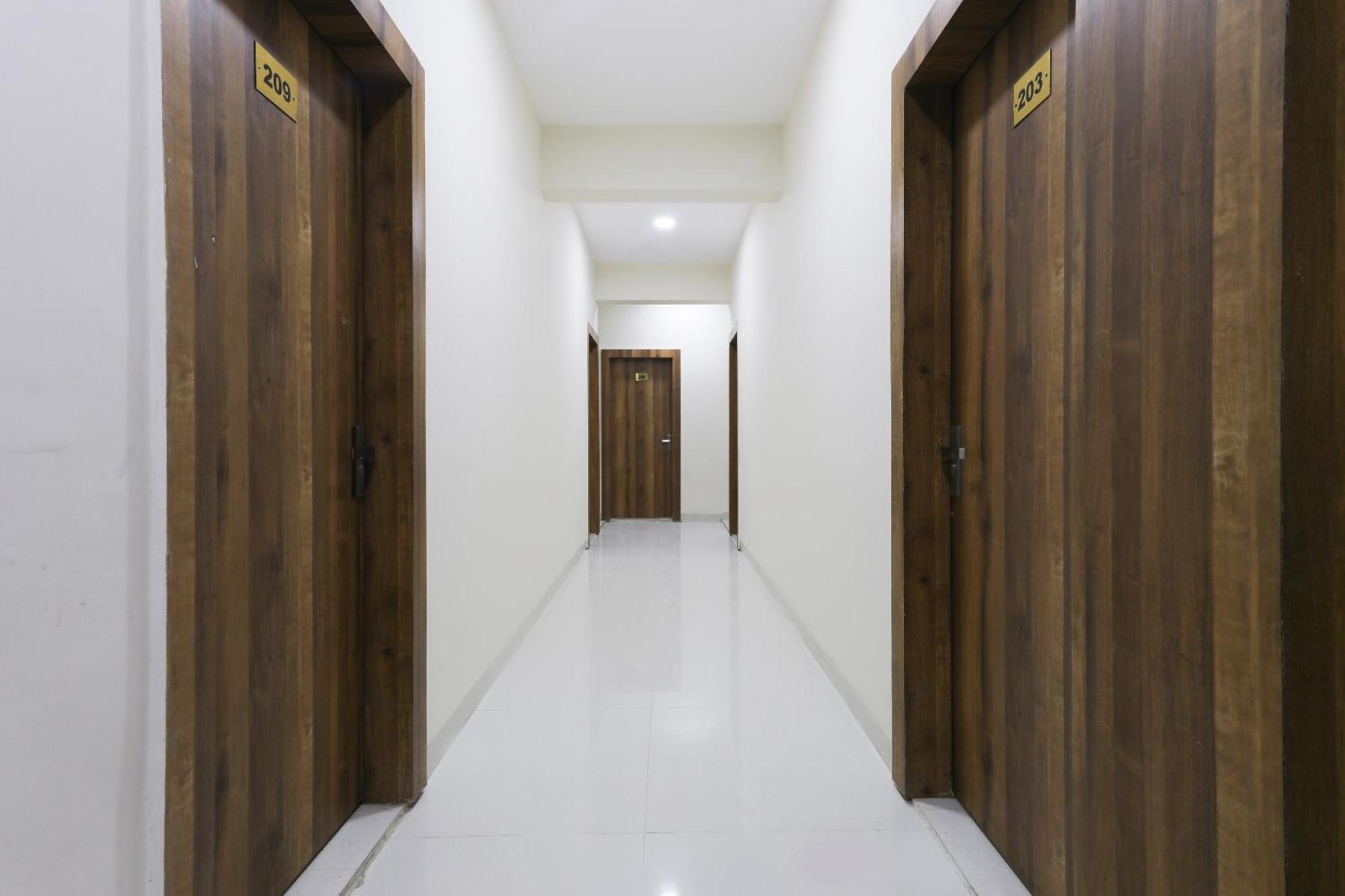 โอโย 46617 ลา ฟลอรา Hotel อินดอร์ ภายนอก รูปภาพ